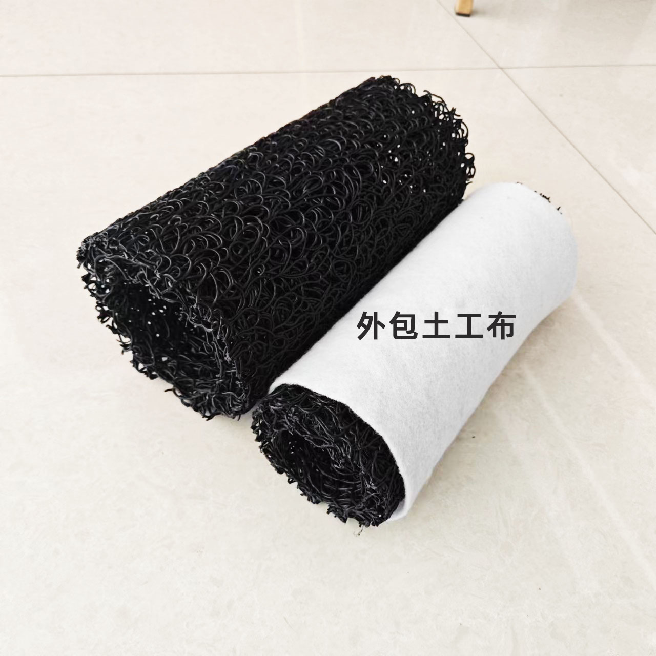 白色土工布卷材，平整铺设在地面，展示材料纹理和厚度