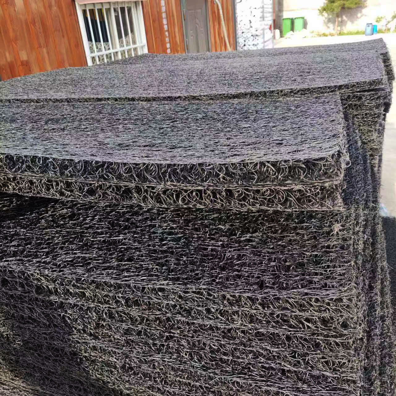 黑色土工膜卷材，展示材料表面光滑质感和厚度